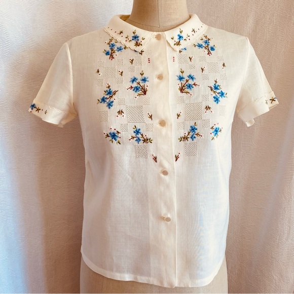 Vintage XS/S ivory/blue hand embroidered and cross-stitched short sleeve blouse - Picture 1 of 9